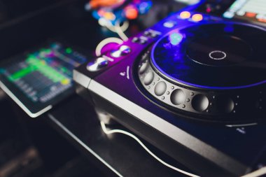 Erkek Dj Müzik Kulübü'nde, üstten görünüm.
