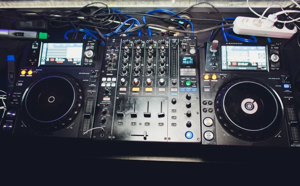 Male DJ playing music in club, top view. — Stock Photo, Image