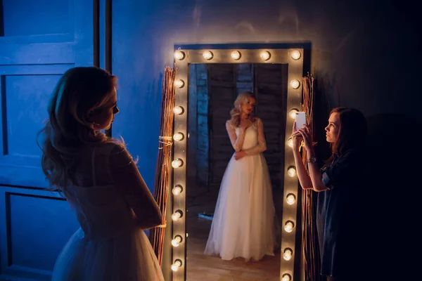 Belle fille prenant selfie dans le miroir . — Photo