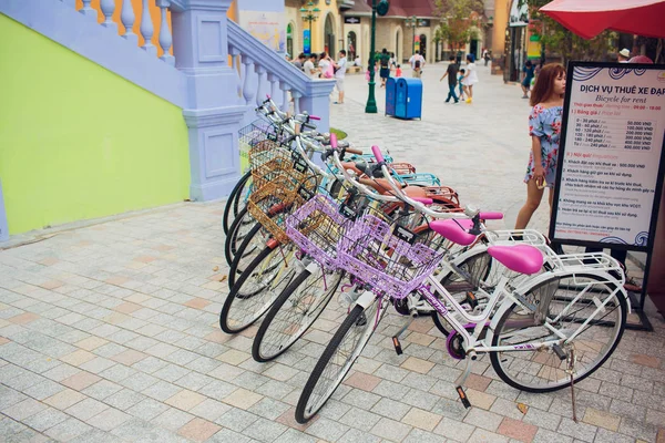 NHA TRANG, VIETNAM - 17.02.2018: Ряд велосипедов классический стиль с местами на тротуаре парковки . — стоковое фото