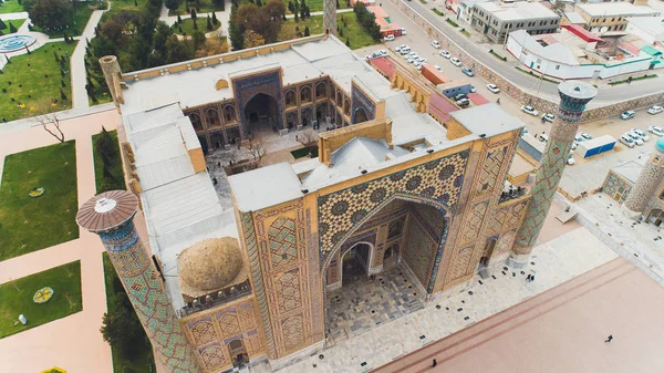空中城市景观 瑞吉斯坦广场是发现乌兹别克古老的建筑和享受伟大的马赛克装饰的最佳地点，撒马尔罕，乌兹别克斯坦. — 图库照片