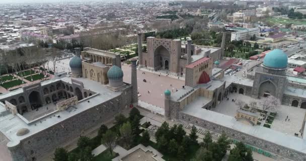 Aerial cityscape The Registan Square is the best place to discover the old Uzbek architecture and to enjoy the great mosaic decorations, Samarkand, Uzbekistan. — Stock Video