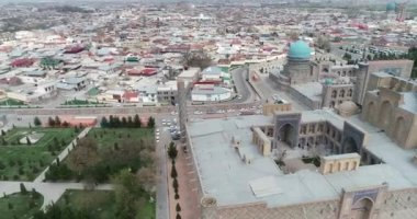 Aerial cityscape Registan Meydanı eski Özbek mimarisini keşfetmek ve büyük mozaik süslemeleri, Semerkant, Özbekistan zevk için en iyi yerdir.