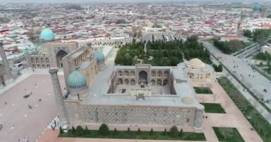 Aerial cityscape Registan Meydanı eski Özbek mimarisini keşfetmek ve büyük mozaik süslemeleri, Semerkant, Özbekistan zevk için en iyi yerdir.