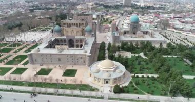 Aerial cityscape Registan Meydanı eski Özbek mimarisini keşfetmek ve büyük mozaik süslemeleri, Semerkant, Özbekistan zevk için en iyi yerdir.