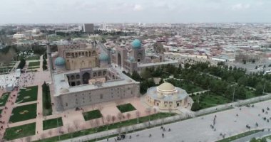 Aerial cityscape Registan Meydanı eski Özbek mimarisini keşfetmek ve büyük mozaik süslemeleri, Semerkant, Özbekistan zevk için en iyi yerdir.