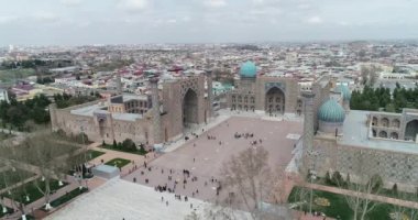Aerial cityscape Registan Meydanı eski Özbek mimarisini keşfetmek ve büyük mozaik süslemeleri, Semerkant, Özbekistan zevk için en iyi yerdir.