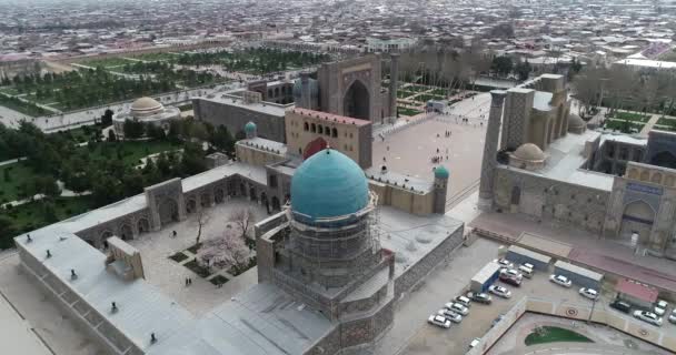 Lucht stadsgezicht het Registan Plein is de beste plek om de oude Oezbeekse architectuur te ontdekken en te genieten van de grote mozaïek decoraties, Samarkand, Oezbekistan. — Stockvideo