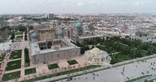 Lucht stadsgezicht het Registan Plein is de beste plek om de oude Oezbeekse architectuur te ontdekken en te genieten van de grote mozaïek decoraties, Samarkand, Oezbekistan. — Stockvideo