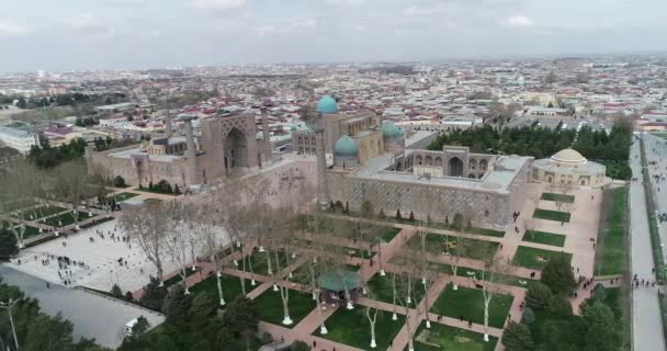 Paisaje urbano aéreo La Plaza Registan es el mejor lugar para descubrir la antigua arquitectura uzbeka y disfrutar de las grandes decoraciones de mosaico, Samarcanda, Uzbekistán . — Vídeo de stock