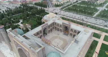 Aerial cityscape Registan Meydanı eski Özbek mimarisini keşfetmek ve büyük mozaik süslemeleri, Semerkant, Özbekistan zevk için en iyi yerdir.