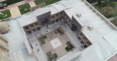 Aerial cityscape Registan Meydanı eski Özbek mimarisini keşfetmek ve büyük mozaik süslemeleri, Semerkant, Özbekistan zevk için en iyi yerdir.