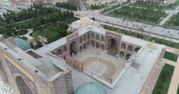 Aerial stadsbild den Registan Square är det bästa stället att upptäcka den gamla uzbekiska arkitekturen och njuta av den stora mosaiken dekorationer, Samarkand, Uzbekistan. — Stockvideo