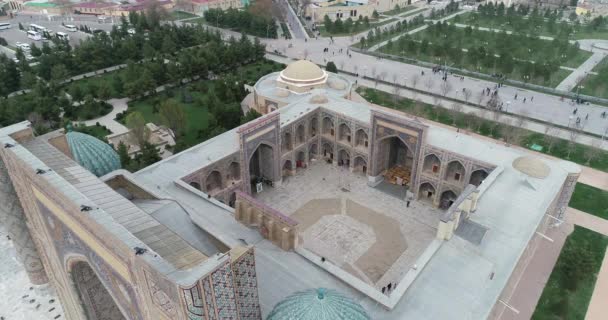 Luftbild Stadtbild der Registan-Platz ist der beste Ort, um die alte usbekische Architektur zu entdecken und die großen Mosaikdekorationen zu genießen, Samarkand, Usbekistan. — Stockvideo