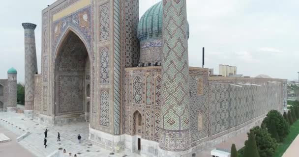 Aerial stadsbild den Registan Square är det bästa stället att upptäcka den gamla uzbekiska arkitekturen och njuta av den stora mosaiken dekorationer, Samarkand, Uzbekistan. — Stockvideo