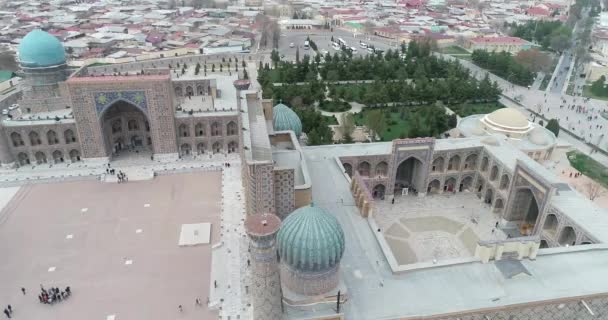 Paisaje urbano aéreo La Plaza Registan es el mejor lugar para descubrir la antigua arquitectura uzbeka y disfrutar de las grandes decoraciones de mosaico, Samarcanda, Uzbekistán . — Vídeo de stock