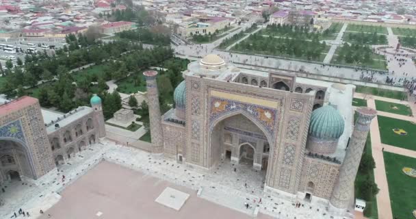 Aerial stadsbild den Registan Square är det bästa stället att upptäcka den gamla uzbekiska arkitekturen och njuta av den stora mosaiken dekorationer, Samarkand, Uzbekistan. — Stockvideo