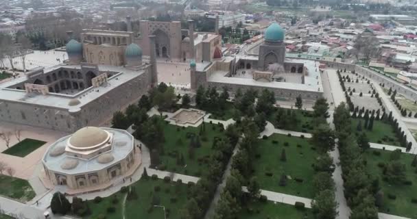 航空都市景観レジスタン広場は、古いウズベキスタンの建築を発見し、偉大なモザイクの装飾を楽しむための最高の場所です, サマルカンド, ウズベキスタン. — ストック動画