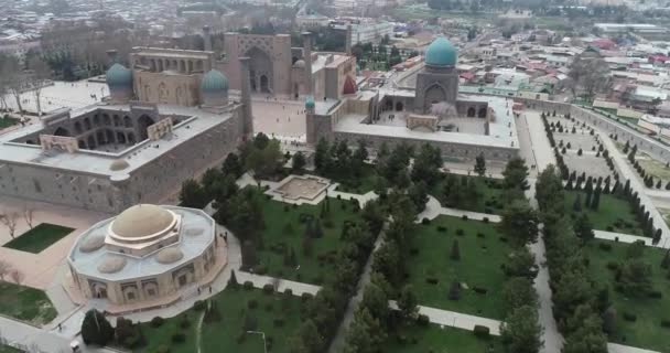 Luftbild Stadtbild der Registan-Platz ist der beste Ort, um die alte usbekische Architektur zu entdecken und die großen Mosaikdekorationen zu genießen, Samarkand, Usbekistan. — Stockvideo