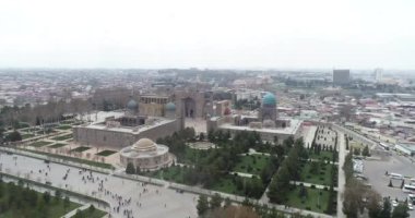Aerial cityscape Registan Meydanı eski Özbek mimarisini keşfetmek ve büyük mozaik süslemeleri, Semerkant, Özbekistan zevk için en iyi yerdir.