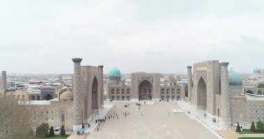 Aerial cityscape Registan Meydanı eski Özbek mimarisini keşfetmek ve büyük mozaik süslemeleri, Semerkant, Özbekistan zevk için en iyi yerdir.