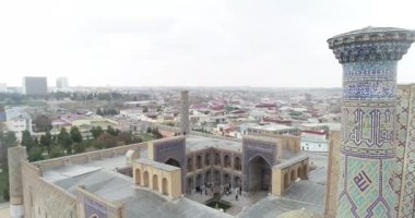 Aerial cityscape Registan Meydanı eski Özbek mimarisini keşfetmek ve büyük mozaik süslemeleri, Semerkant, Özbekistan zevk için en iyi yerdir.