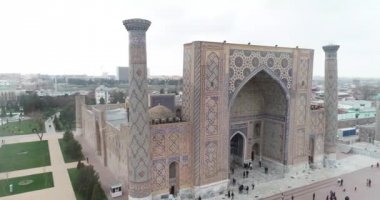 Aerial cityscape Registan Meydanı eski Özbek mimarisini keşfetmek ve büyük mozaik süslemeleri, Semerkant, Özbekistan zevk için en iyi yerdir.