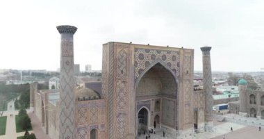 Aerial cityscape Registan Meydanı eski Özbek mimarisini keşfetmek ve büyük mozaik süslemeleri, Semerkant, Özbekistan zevk için en iyi yerdir.