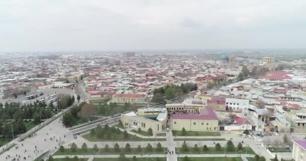 Lucht stadsgezicht het Registan Plein is de beste plek om de oude Oezbeekse architectuur te ontdekken en te genieten van de grote mozaïek decoraties, Samarkand, Oezbekistan. — Stockvideo