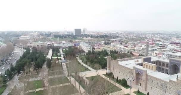 Légifotó a Registan tér a legjobb hely, hogy felfedezzék a régi üzbég építészet és élvezni a nagy mozaik dekoráció, Samarkand, Üzbegisztán. — Stock videók