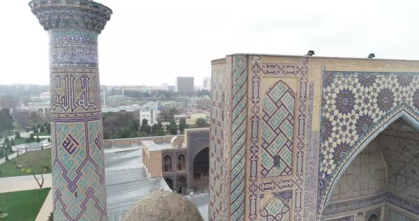 Aerial stadsbild den Registan Square är det bästa stället att upptäcka den gamla uzbekiska arkitekturen och njuta av den stora mosaiken dekorationer, Samarkand, Uzbekistan. — Stockvideo