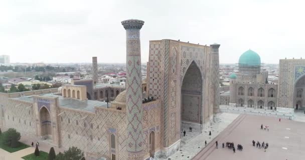 Lucht stadsgezicht het Registan Plein is de beste plek om de oude Oezbeekse architectuur te ontdekken en te genieten van de grote mozaïek decoraties, Samarkand, Oezbekistan. — Stockvideo