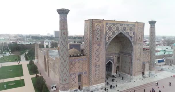 Aerial stadsbild den Registan Square är det bästa stället att upptäcka den gamla uzbekiska arkitekturen och njuta av den stora mosaiken dekorationer, Samarkand, Uzbekistan. — Stockvideo