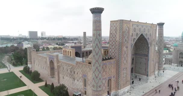 Cidade aérea A Praça Registan é o melhor lugar para descobrir a antiga arquitetura uzbeque e desfrutar das grandes decorações em mosaico, Samarcanda, Uzbequistão . — Vídeo de Stock