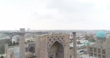 Aerial cityscape Registan Meydanı eski Özbek mimarisini keşfetmek ve büyük mozaik süslemeleri, Semerkant, Özbekistan zevk için en iyi yerdir.