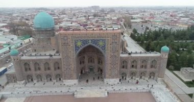 Aerial cityscape Registan Meydanı eski Özbek mimarisini keşfetmek ve büyük mozaik süslemeleri, Semerkant, Özbekistan zevk için en iyi yerdir.