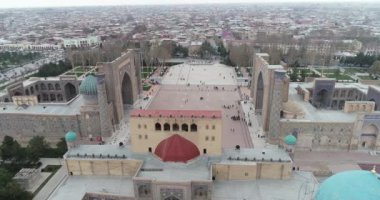 Aerial cityscape Registan Meydanı eski Özbek mimarisini keşfetmek ve büyük mozaik süslemeleri, Semerkant, Özbekistan zevk için en iyi yerdir.