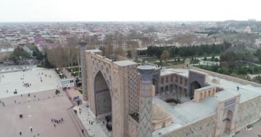 Aerial cityscape Registan Meydanı eski Özbek mimarisini keşfetmek ve büyük mozaik süslemeleri, Semerkant, Özbekistan zevk için en iyi yerdir.