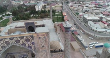 Aerial cityscape Registan Meydanı eski Özbek mimarisini keşfetmek ve büyük mozaik süslemeleri, Semerkant, Özbekistan zevk için en iyi yerdir.