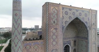 Aerial cityscape Registan Meydanı eski Özbek mimarisini keşfetmek ve büyük mozaik süslemeleri, Semerkant, Özbekistan zevk için en iyi yerdir.