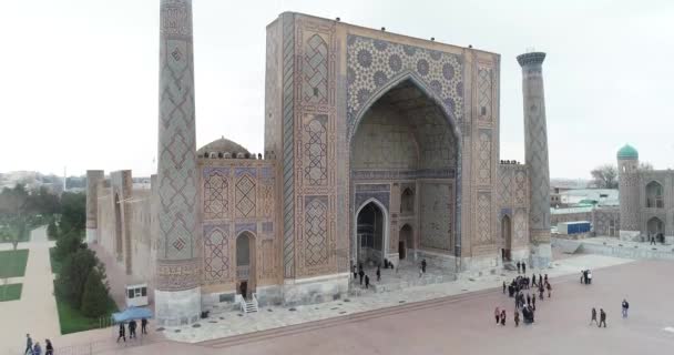 Aerial cityscape Registan Meydanı eski Özbek mimarisini keşfetmek ve büyük mozaik süslemeleri, Semerkant, Özbekistan zevk için en iyi yerdir. — Stok video