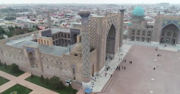 Paisaje urbano aéreo La Plaza Registan es el mejor lugar para descubrir la antigua arquitectura uzbeka y disfrutar de las grandes decoraciones de mosaico, Samarcanda, Uzbekistán . — Vídeos de Stock