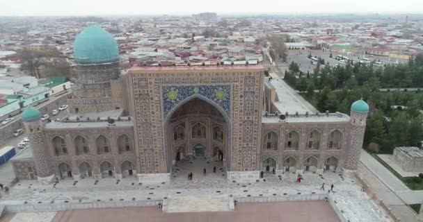 Luftbild Stadtbild der Registan-Platz ist der beste Ort, um die alte usbekische Architektur zu entdecken und die großen Mosaikdekorationen zu genießen, Samarkand, Usbekistan. — Stockvideo
