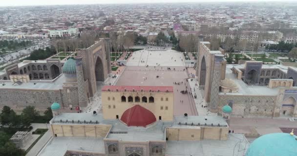 Pejzaż miejski plac Registan jest najlepszym miejscem do odkrywania starej architektury uzbeckiej i cieszyć się wielkie dekoracje mozaiki, Samarkand, Uzbekistan. — Wideo stockowe