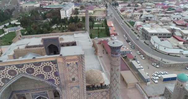 Aerial cityscape The Registan Square is the best place to discover the old Uzbek architecture and to enjoy the great mosaic decorations, Samarkand, Uzbekistan. — Stock Video