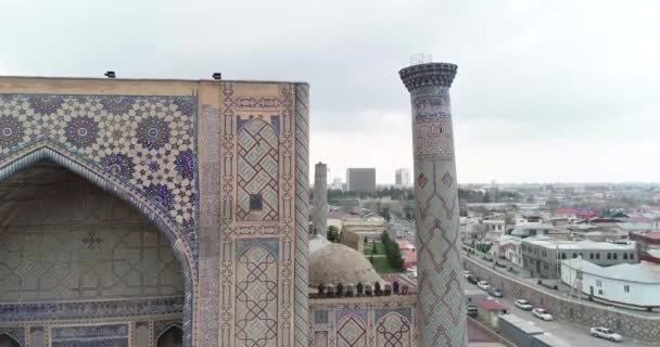 Aerial stadsbild den Registan Square är det bästa stället att upptäcka den gamla uzbekiska arkitekturen och njuta av den stora mosaiken dekorationer, Samarkand, Uzbekistan. — Stockvideo
