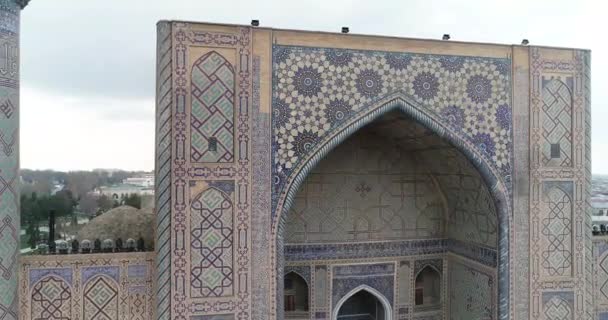 Aerial cityscape The Registan Square is the best place to discover the old Uzbek architecture and to enjoy the great mosaic decorations, Samarkand, Uzbekistan. — Stock Video