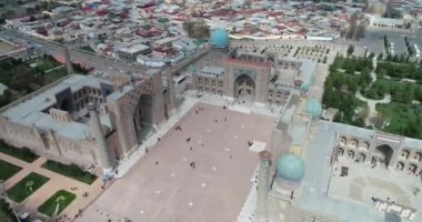 Aerial cityscape Registan Meydanı eski Özbek mimarisini keşfetmek ve büyük mozaik süslemeleri, Semerkant, Özbekistan zevk için en iyi yerdir.