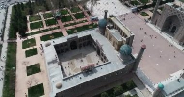 Aerial cityscape Registan Meydanı eski Özbek mimarisini keşfetmek ve büyük mozaik süslemeleri, Semerkant, Özbekistan zevk için en iyi yerdir.