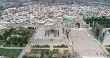 Aerial cityscape Registan Meydanı eski Özbek mimarisini keşfetmek ve büyük mozaik süslemeleri, Semerkant, Özbekistan zevk için en iyi yerdir.